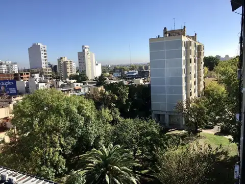 Excelente 3 ambientes fte al FCGR y a la Avda - Actualmente Alquilado - Apto Crédito 