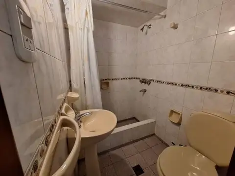 Casa 6 ambientes con 1 baño