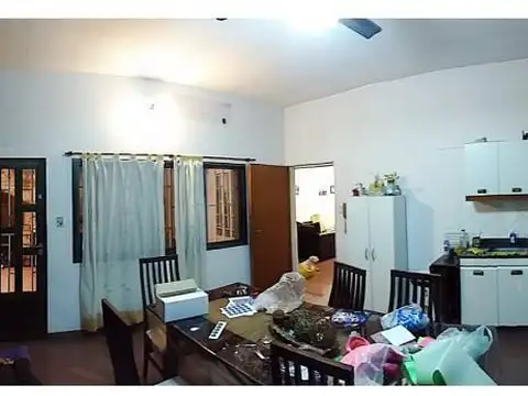 ITALIA 3518  CASA 3 DORMITORIOS. GARAGE.