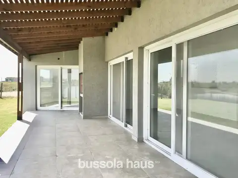 Casa en Venta con 4 cocheras