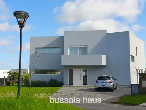 Casa en venta a la laguna de 5 ambientes en barrio Golf de Canton Escobar