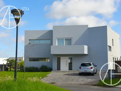 Casa en venta de 5 ambientes a la laguna en Canton Golf