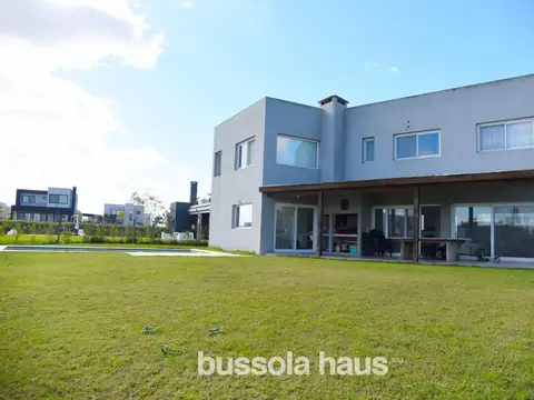 Casa en Venta en El Cantón - Barrio Golf, USD 365.000