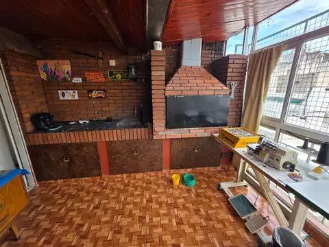 6 ambientes c/ quincho, balcón y cochera