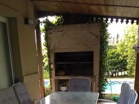 Casa en Alquiler con 3 cocheras