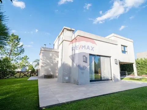 Casa 6 ambientes con 4 baños