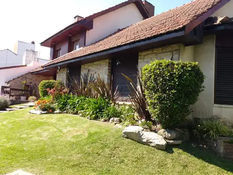 Casa de 5 dormitorios con patio y cocheras en alquiler en City Bell sobre Camino Centenario [Cod: 2852-469]