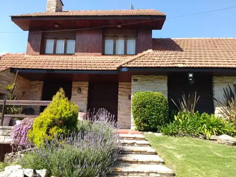 Casa de 5 dormitorios con patio y cocheras en alquiler en City Bell sobre Camino Centenario [Cod: 2852-469]
