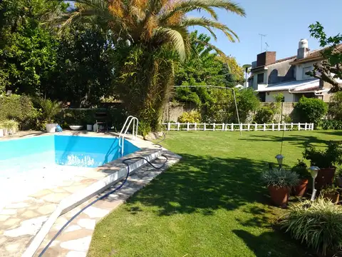 Casa en Alquiler con 2 cocheras