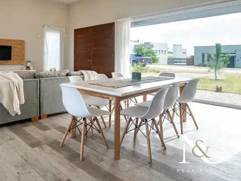 Casa en venta en Costa Esmeralda con fondo libre