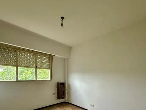 Se alquila departamento de 3 ambientes en Luján Centro.