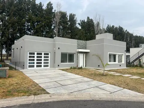 Venta Casa con Parque y Pileta en Canning