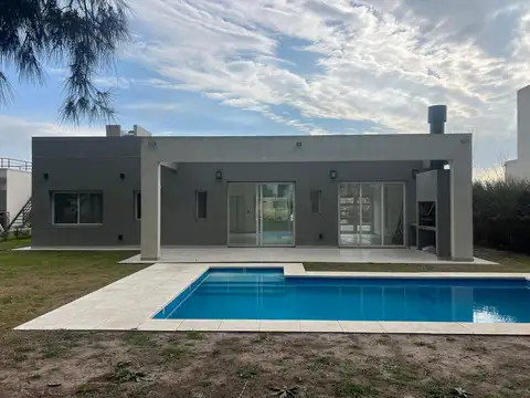 Casa 5 ambientes con 3 baños