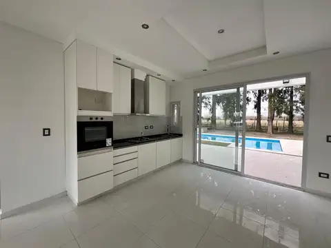 Venta Casa con Parque y Pileta en Canning