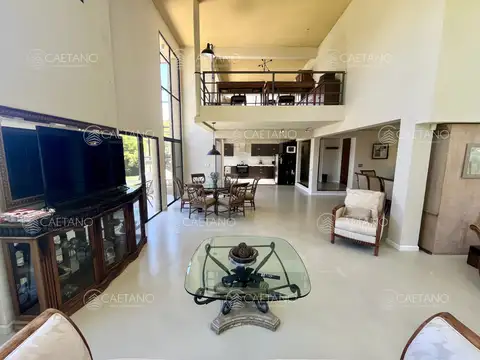 Casa 6 ambientes con 5 baños