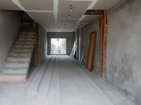 Duplex en Venta en Florida Oeste - 3 Dorm., Suite, Jardin y Cochera
