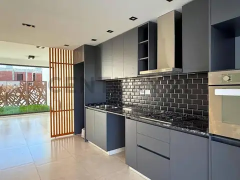 Casa 5 ambientes con 3 baños