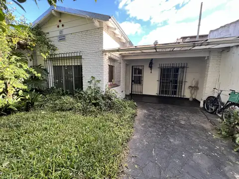 Martínez: Sólida Casa S/lote de 8,66x20,30. 3 Amb con Patio, Terraza Ideal Ampliación. a 4 Cdras Avda Santa Fe