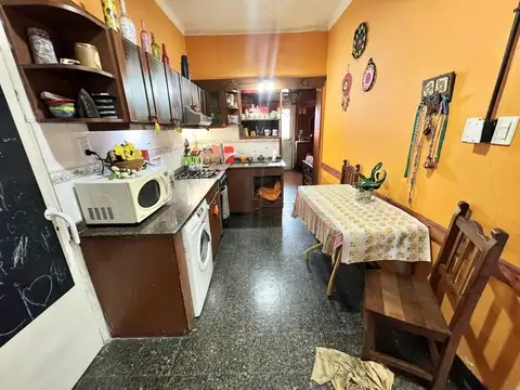Casa 6 ambientes con 2 baños