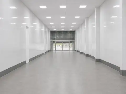Local en alquiler de 700m2 salida a dos calles Acceso Oeste Ituzaingo