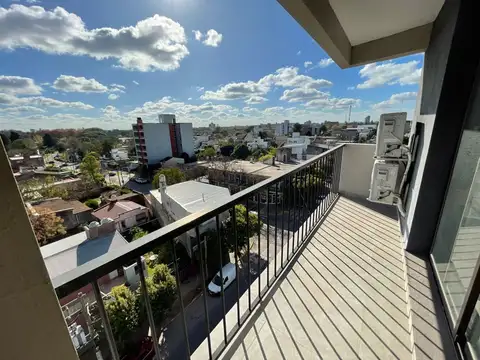 DEPTO 2 AMB  FRENTE  CON COCHERA CUBIERTA FIJA, SEMI NUEVO EDIFICIO CON AMENITIES Y PISCINA. UN LUJO