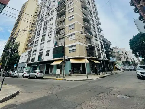 Edificio en esquina súper luminoso