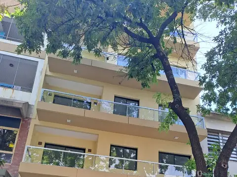 EXCELENTE SEMI PISO DE 3 AMB AL FRENTE CON BALCON POCOS AÑOS 2 BAÑOS
