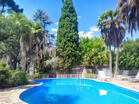 Venta de amplio terreno de 1380 m2 con pileta sobre Ruta Nacional 9