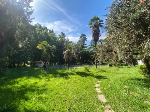 Venta de amplio terreno de 1380 m2 con pileta sobre Ruta Nacional 9