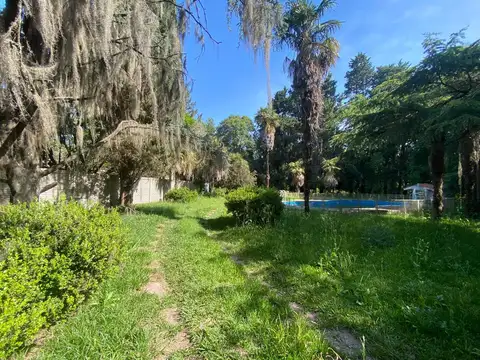 Venta de amplio terreno de 1380 m2 con pileta sobre Ruta Nacional 9