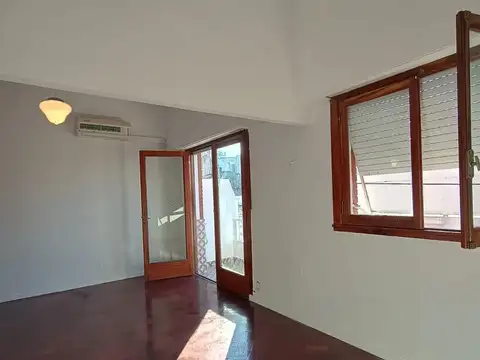 Monoambiente reciclado divisible con balcón (paquete)