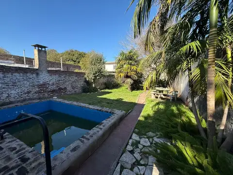 CASA 4 AMB.  CON PARQUE , COCHERA Y PILETA
