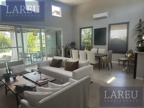 Casa 5 ambientes con 3 baños