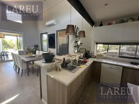 Casa en Venta con 6 cocheras