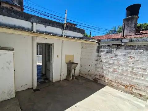 Alquilo casa de un dormitorio en calle Libertad e Ituzaingo