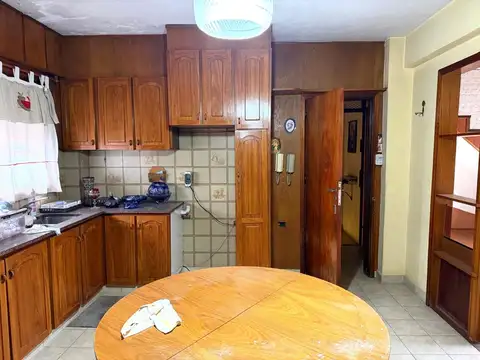 VENTA DE CASA MULTIFAMILIAR 7 AMB. A RECICLAR