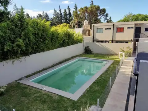 Dúplex 2 Dormitorios con Patio y Pileta – Av. Las Carretas 8245 (Apto Crédito – Venta/Alquiler)