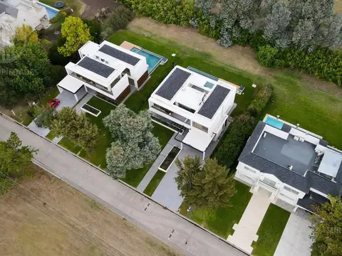 Casa en Venta con 2 cocheras