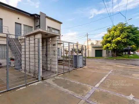 VENTA PH PLANTA BAJA EN MORON CON COCHERA Y PATIO 2 AMBIENTES