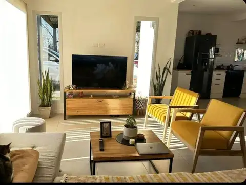 Casa en Venta con 3 cocheras