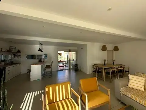 Casa 4 ambientes con 2 baños