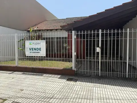 LORENZO LOPEZ, PILAR CENTRO - CASA VENTA O LOTE PARA INVERSION 400