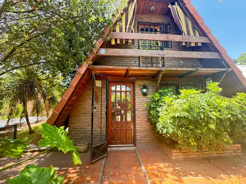 Casa en venta c/ cochera en Parque Field