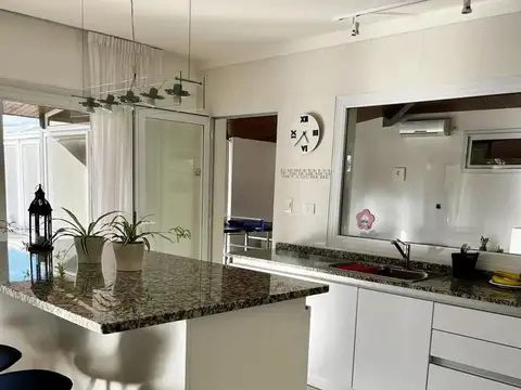 Casa 7 ambientes con 5 baños