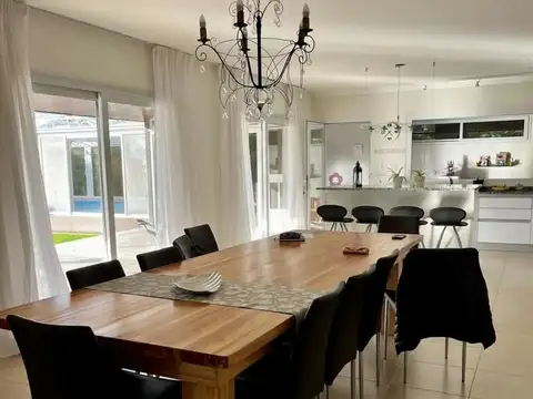 Casa en Venta con 4 cocheras