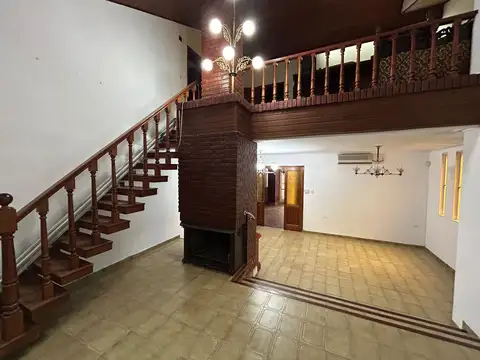 Casa 7 ambientes con 2 baños