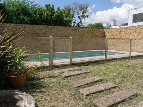 CASA EN VENTA LA PLATA PILETA 4 DORMITORIOS