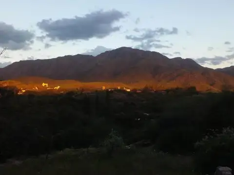CAMPO DE UNA HECTAREA CON UNA CASA Y 5 CABAÑAS