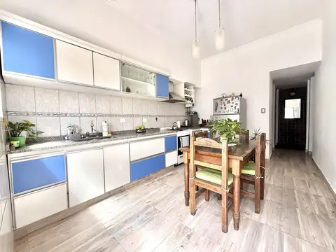 Ph 4 ambientes con entrada independiente al frente y patio en Remedios de Escalada