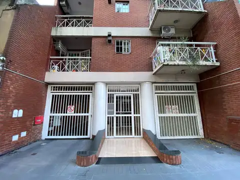 Departamento dos ambientes al Frente con Balcón